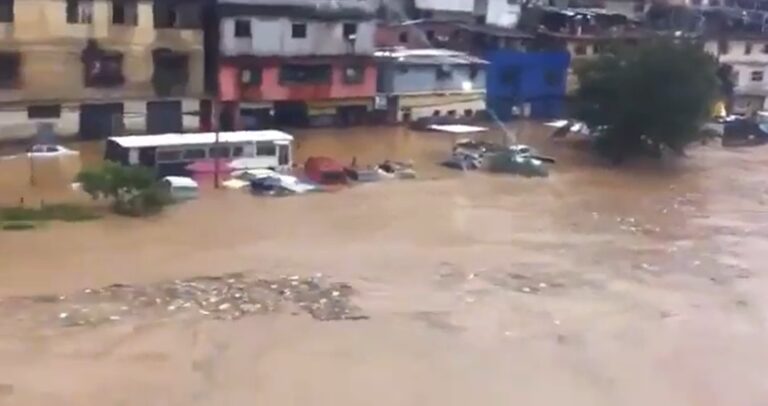 reportan inundaciones en Caracas y Miranda tras fuertes lluvias